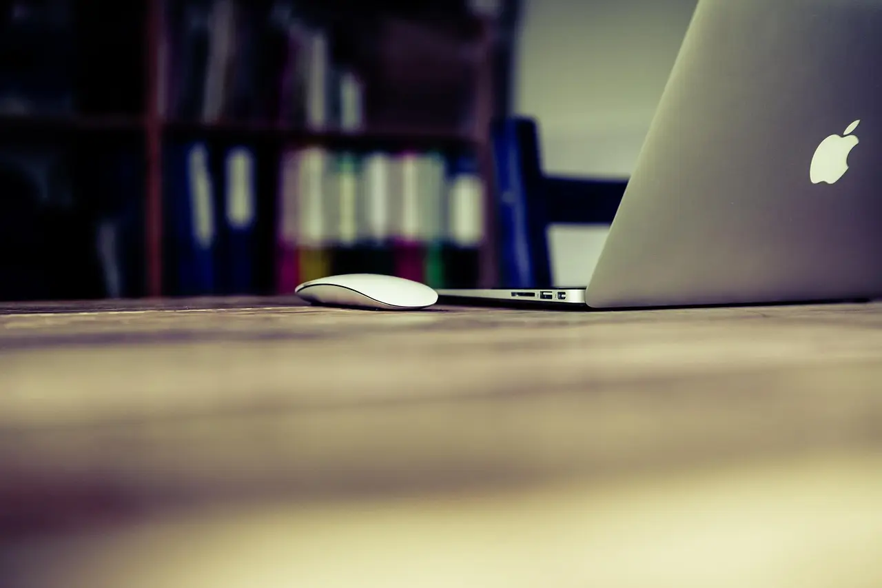 Laptop sa socijalnim mrežama i kutijama — automated social posting for ecommerce