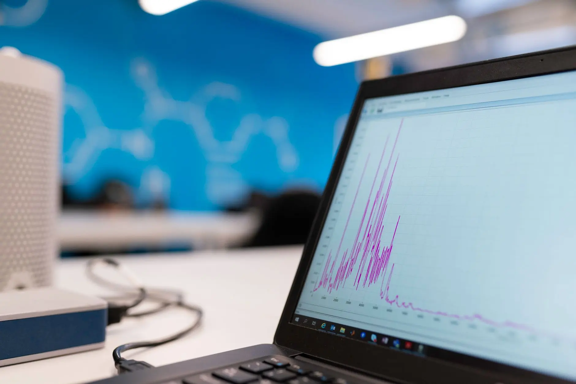 Laptop sa analitičkim dashboardom, prikaz measure ROI automated social media