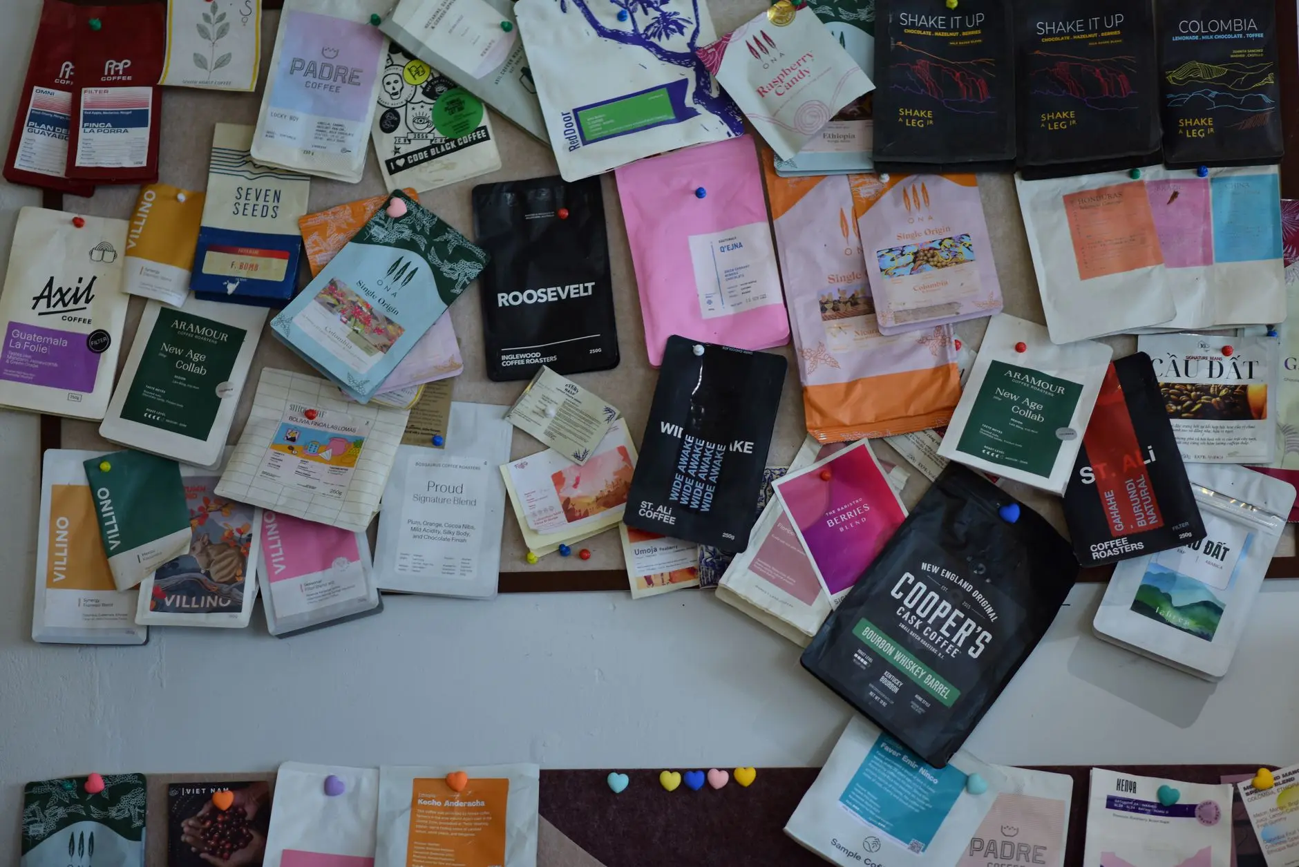 Stoni prikaz sa moodboardom za set brand tone social media