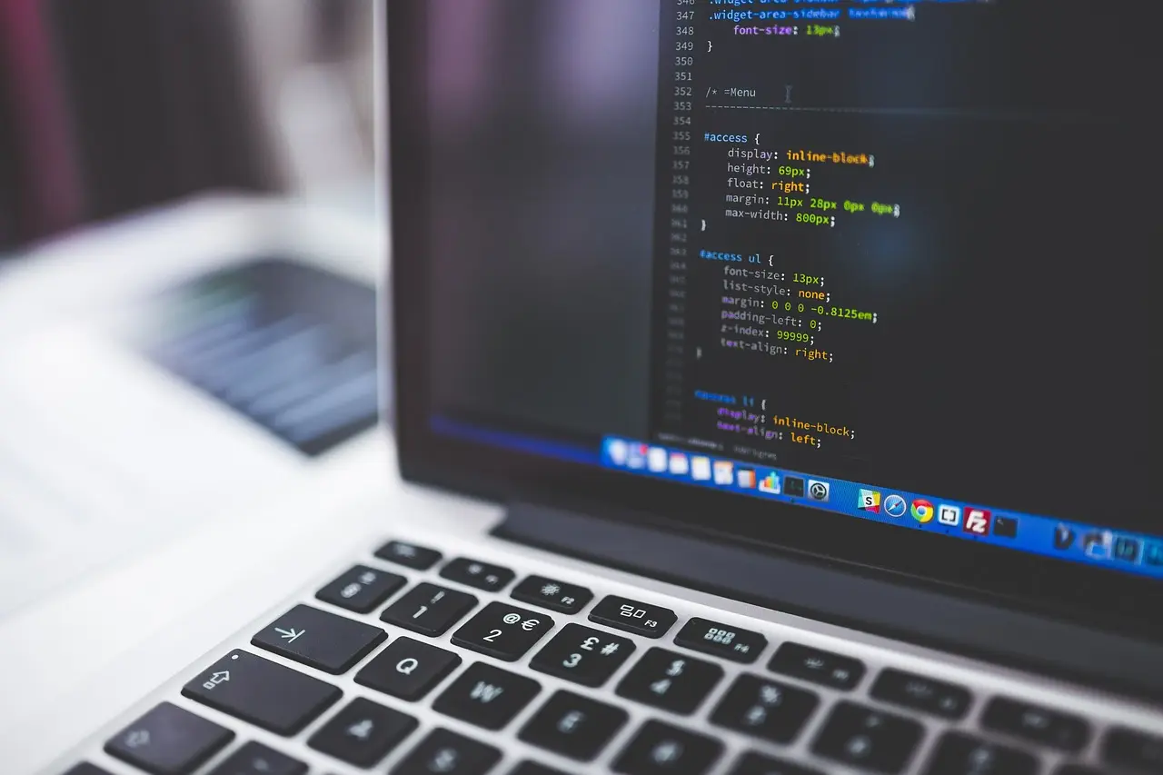 Radni sto sa ekranom računara koji prikazuje AI in social media content creation