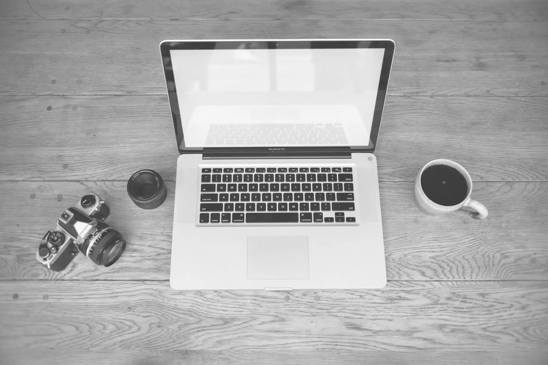 Laptop sa prikazom social media automation for freelancers na ekranu