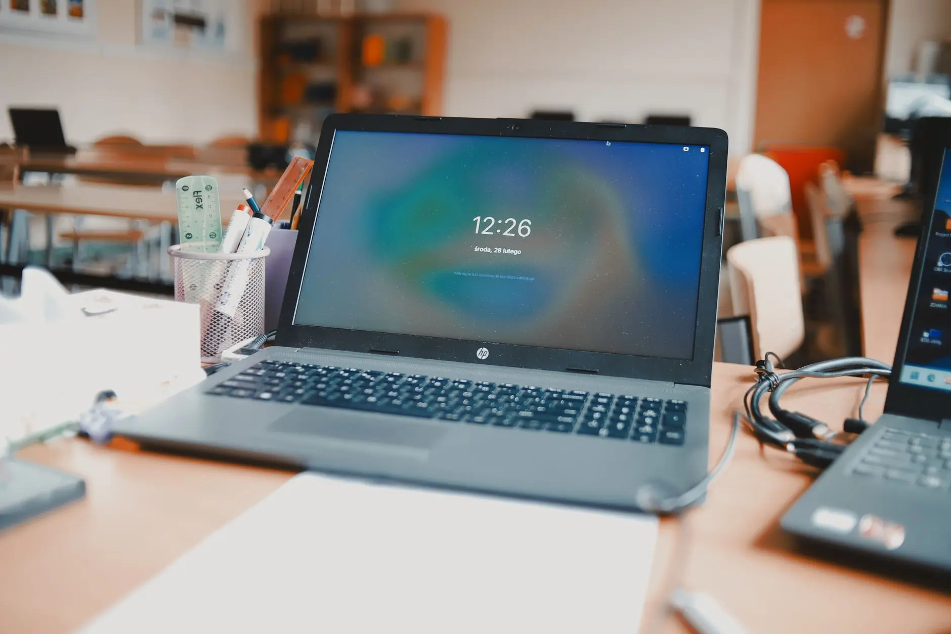 Laptop sa prikazom social media automation for small business alata na ekranu