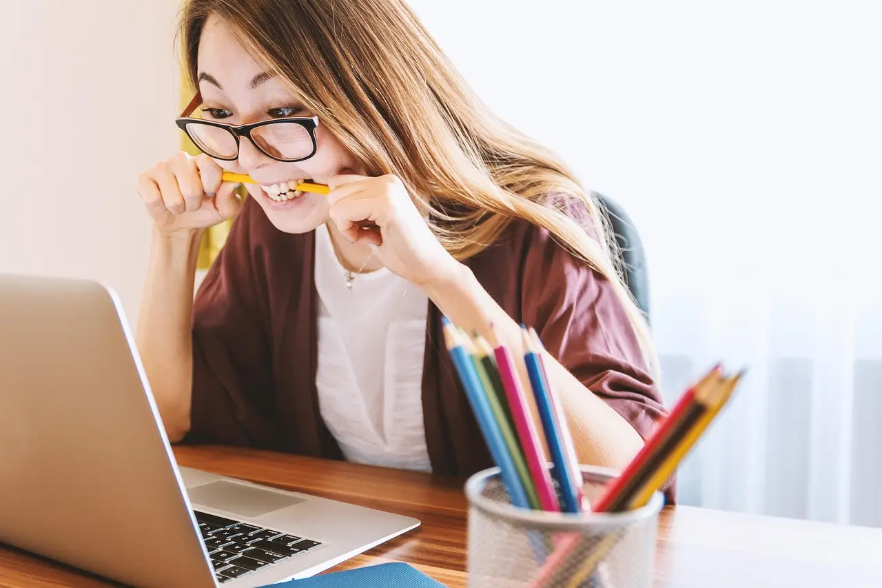 Radni sto sa laptopom i planerom — social media automation for freelancers