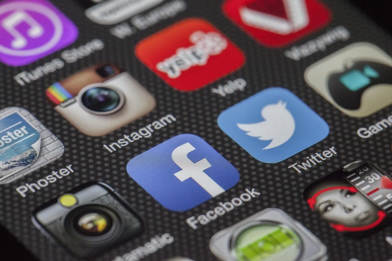 Digitalni kalendar za scheduling content multiple social networks na ekranu tableta