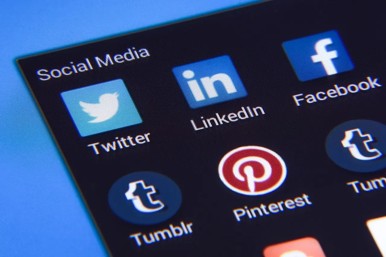 Digitalni panel sa više brendova za manage multiple brands social media