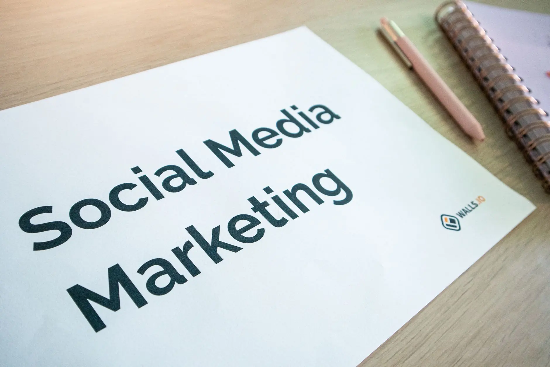 Social media automation vs manual posting prikaz na ekranu sa analitikom i uređajima
