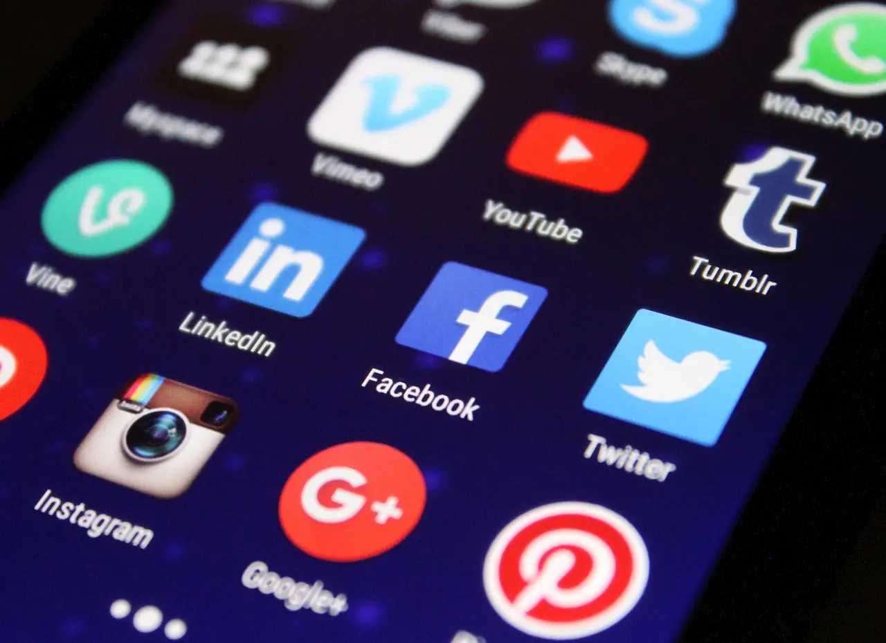 Social media dashboard prikazuje consistent brand voice social media na ekranu