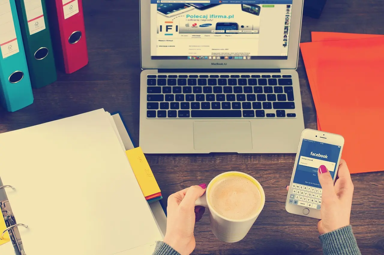 Vizuelni prikaz social media automation mistakes na ekranu računara