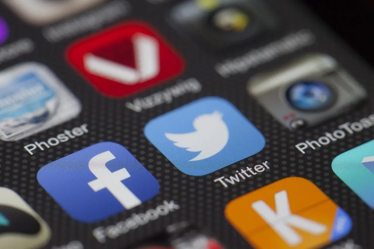 Digitalni uređaji sa prikazom personalize social media posts na ekranu