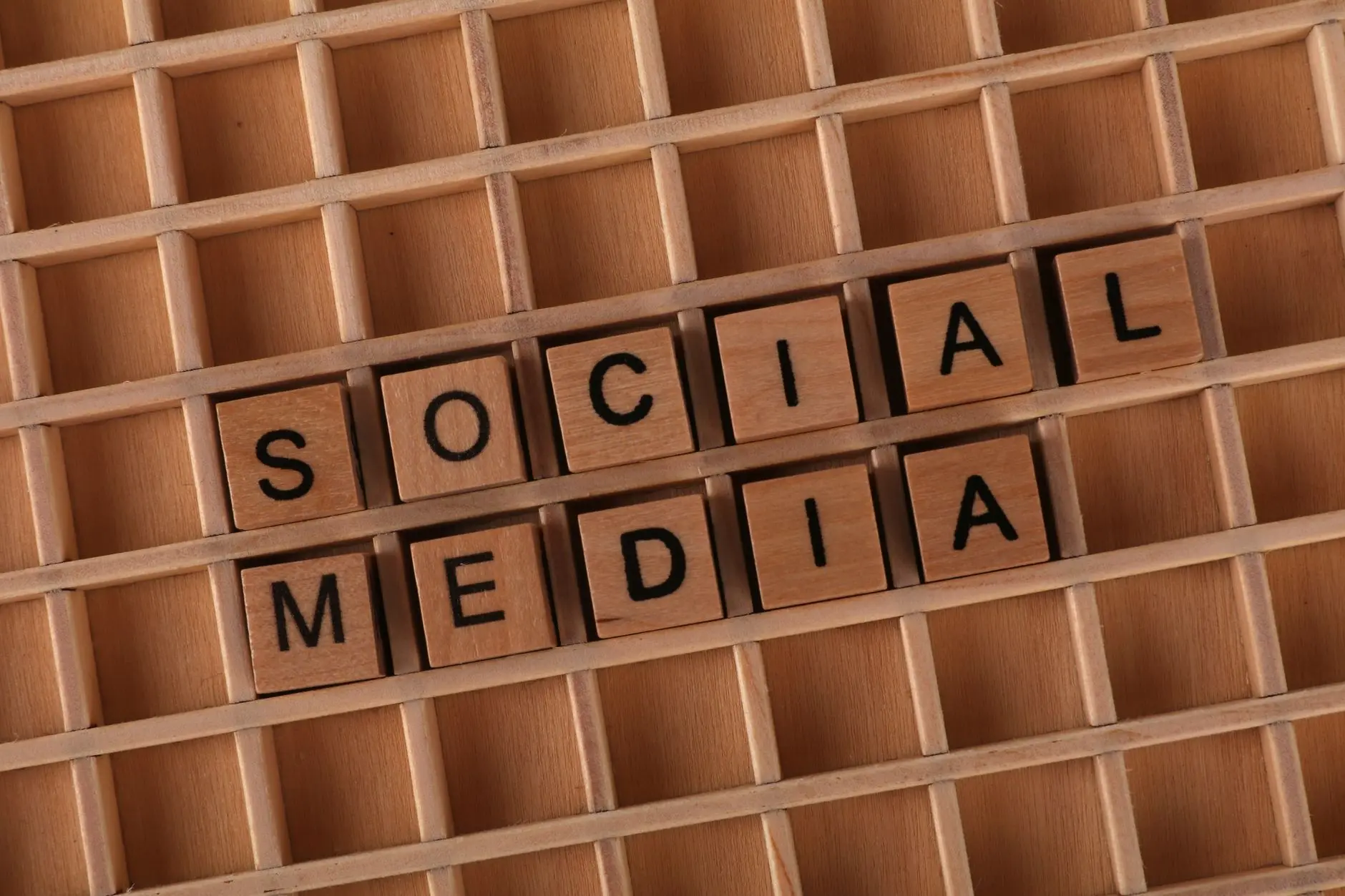 Ikone društvenih mreža pored laptopa — adapt content for different social networks