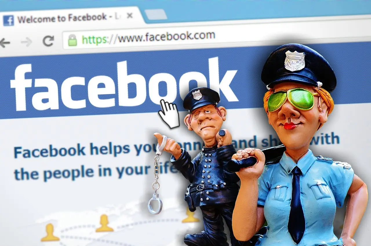 Prikaz više telefona sa ikonama društvenih mreža — adapt content for different social networks