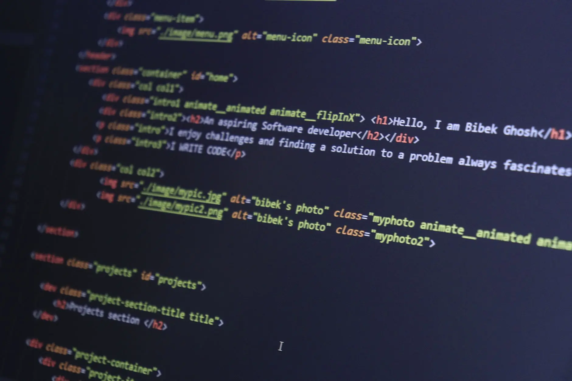 Laptop sa alatkom za automatizaciju — update social media strategy without writing