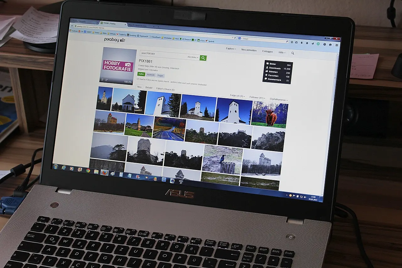 Laptop sa prikazom sajta kao izvor za social media content na urednom stolu