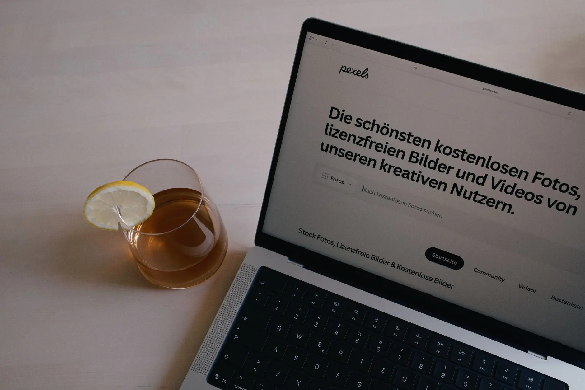 Laptop sajt na stolu i društvene mreže — website as source for social media content
